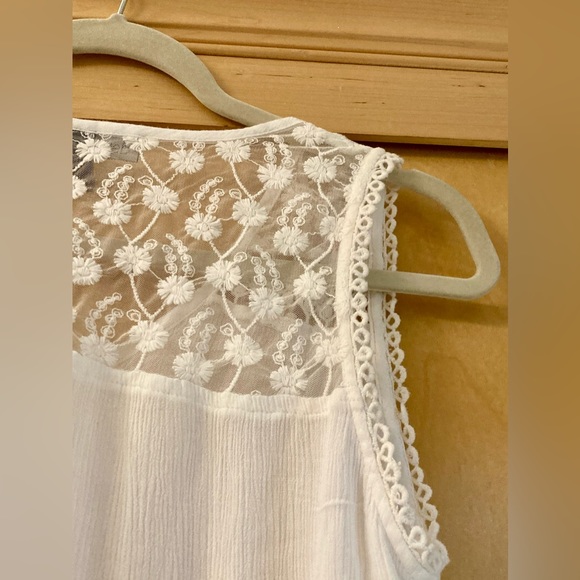 Breezy, beautiful sleeveless top. Size Large - Picture 2 of 4